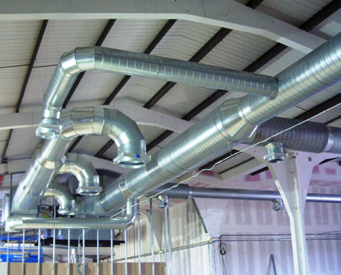 система вентиляции и кондиционирования в производственном цеху